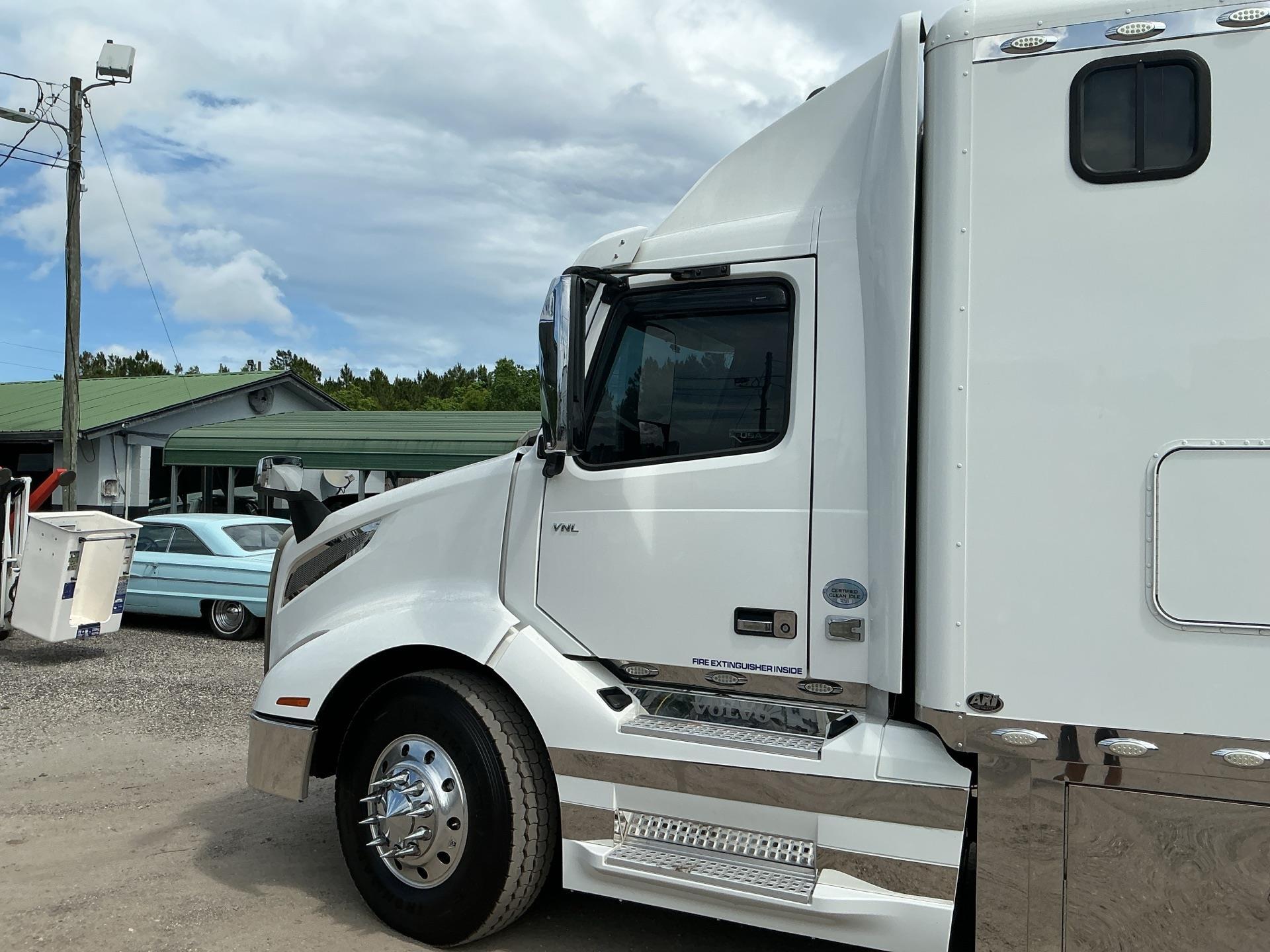 2020 Volvo VNL64T630