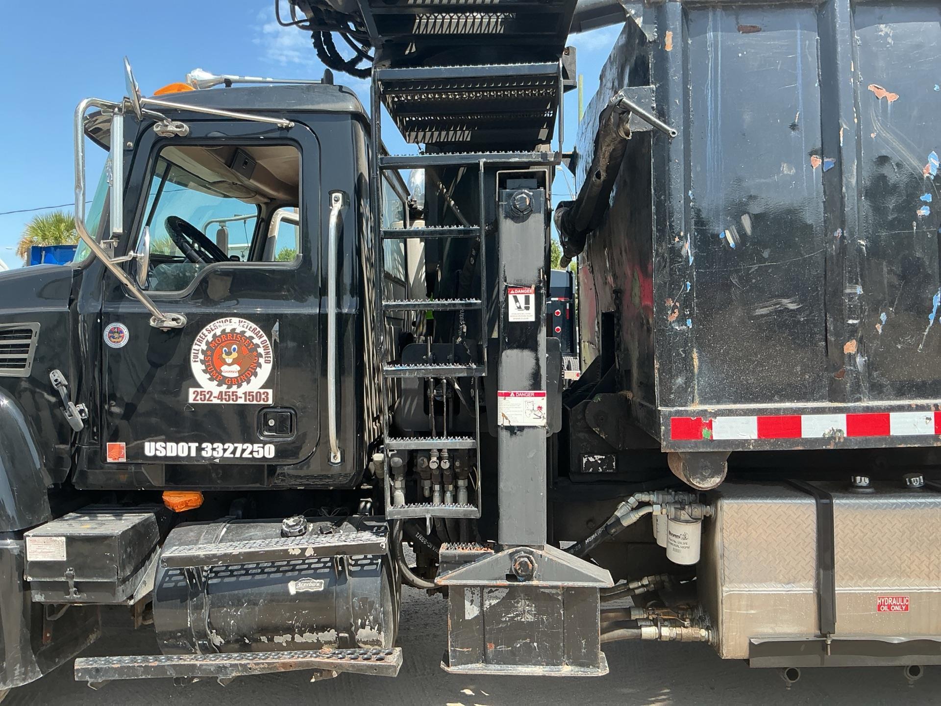 2005 Mack GU713
