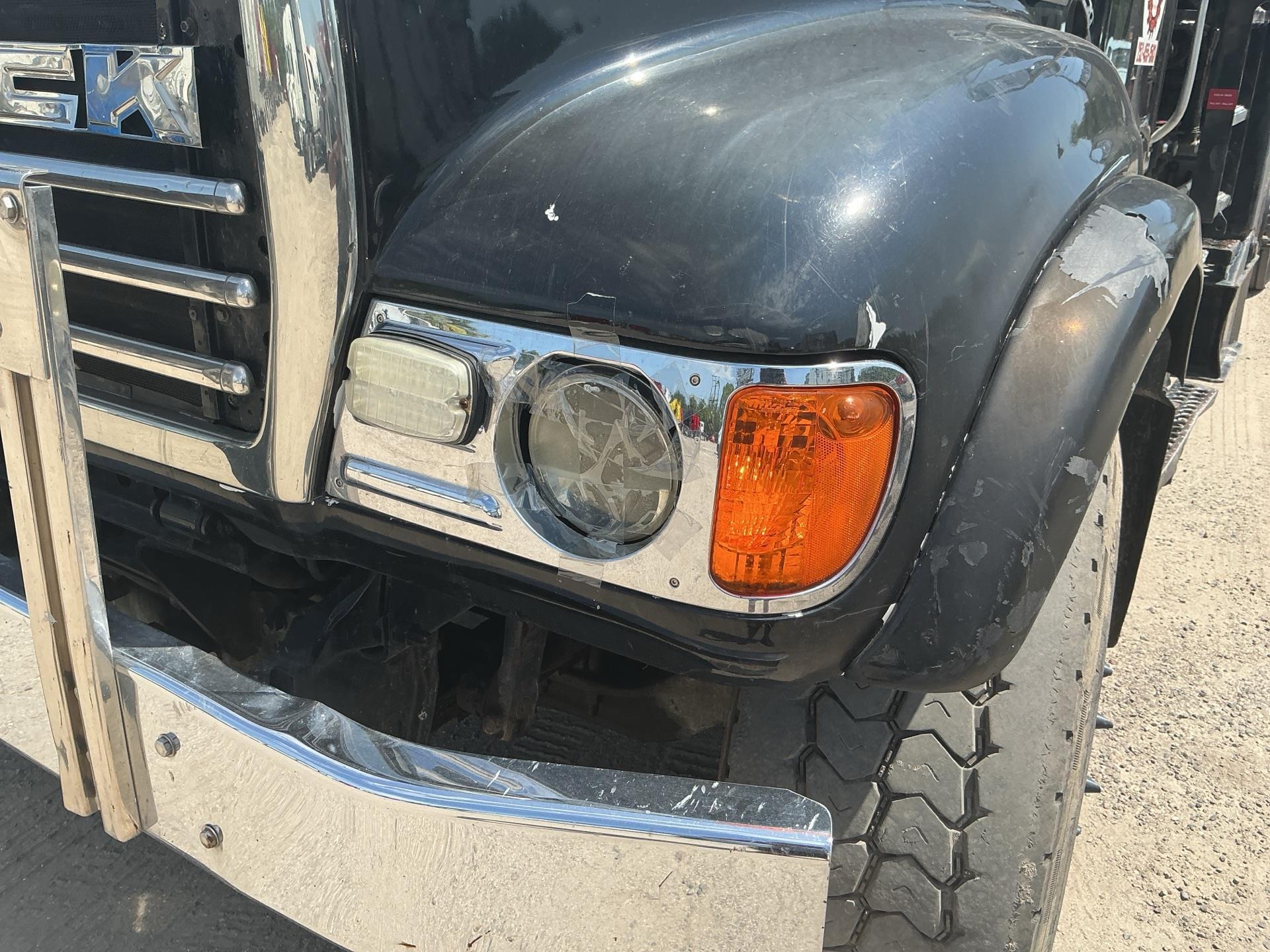 2005 Mack GU713
