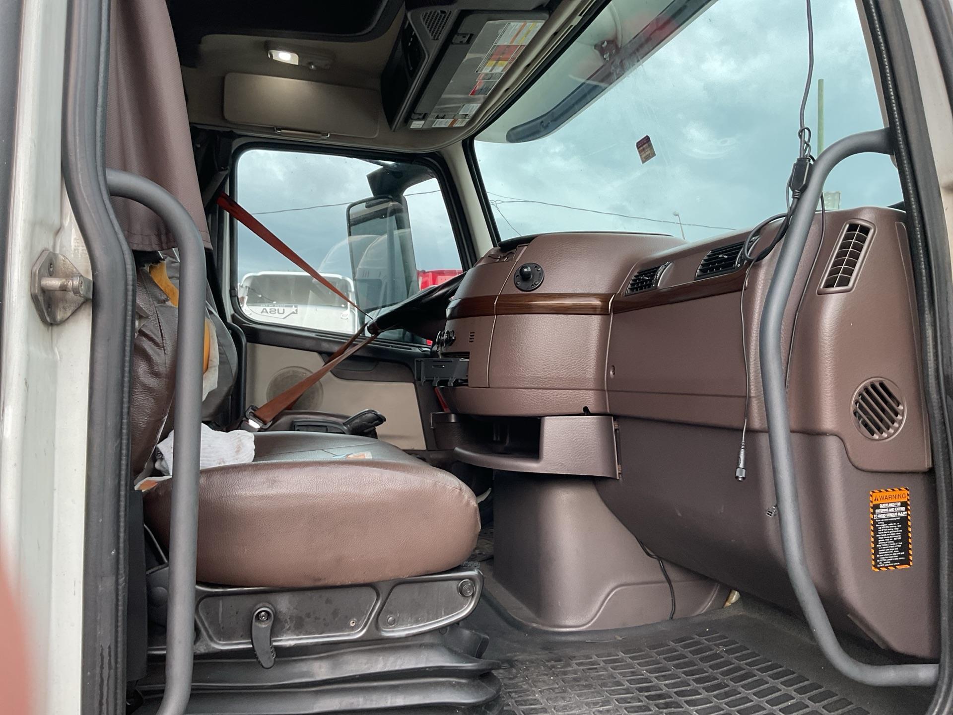2015 Volvo VNL670