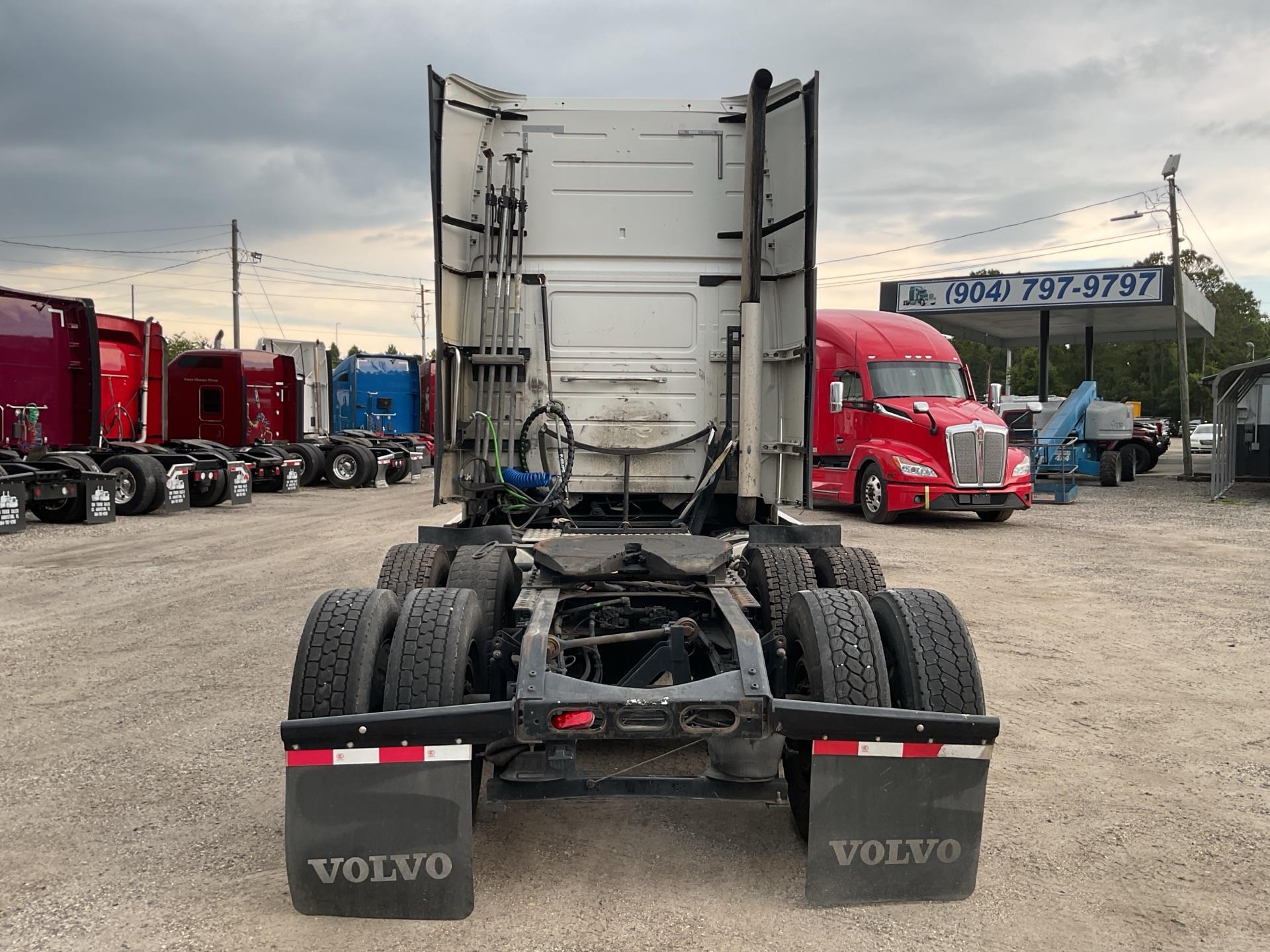 2015 Volvo VNL670