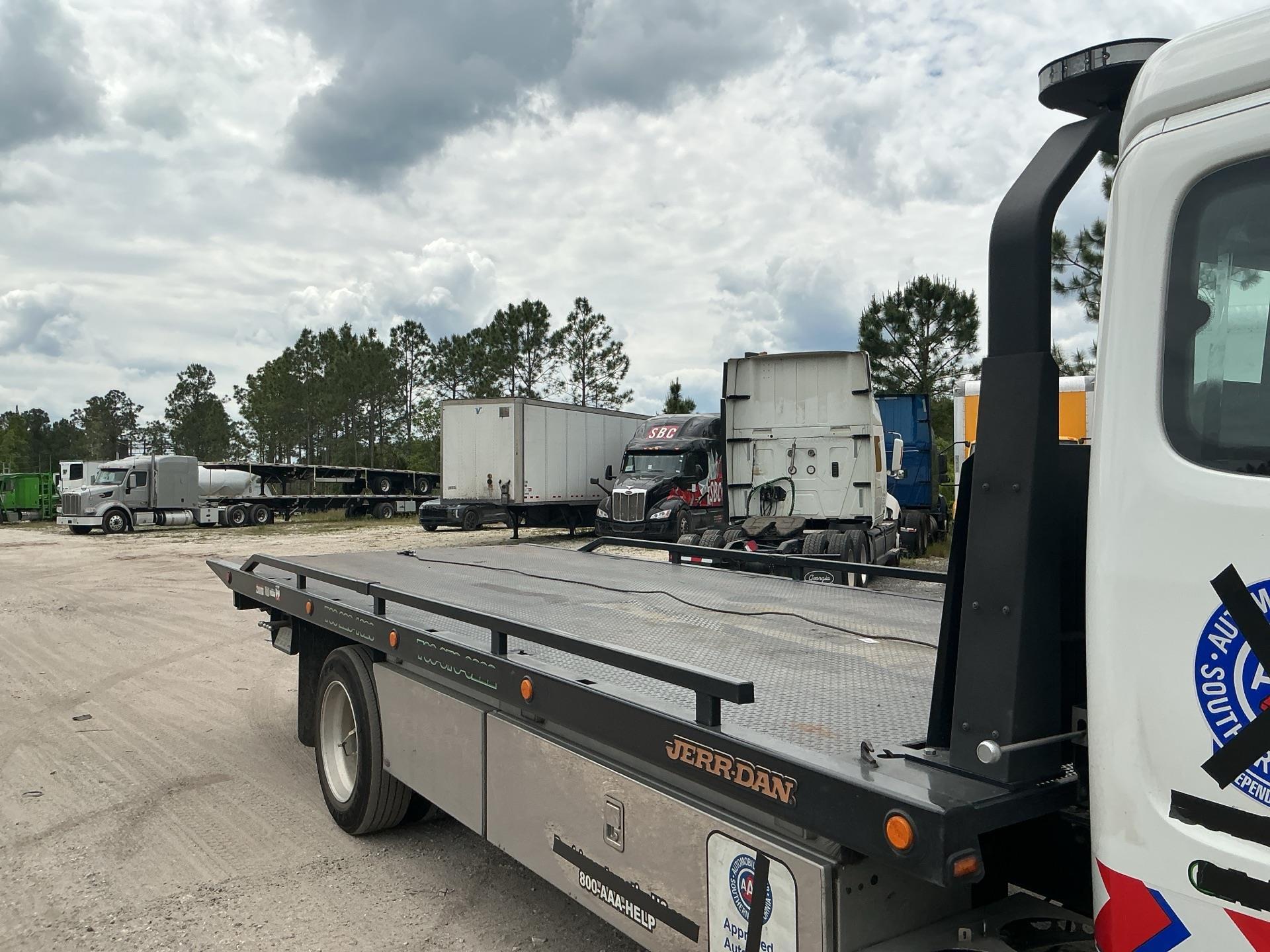 2024 Freightliner BUSINESS CLASS M2 106