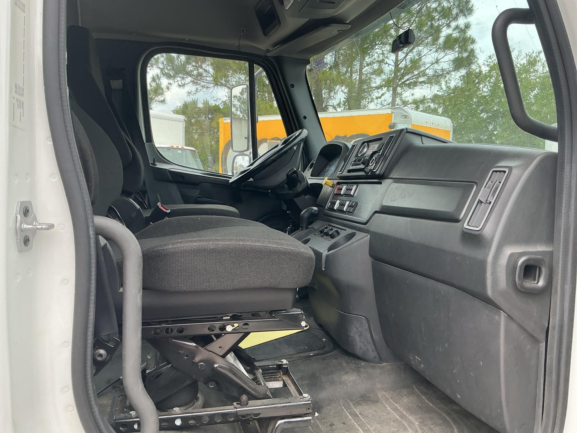2024 Freightliner BUSINESS CLASS M2 106