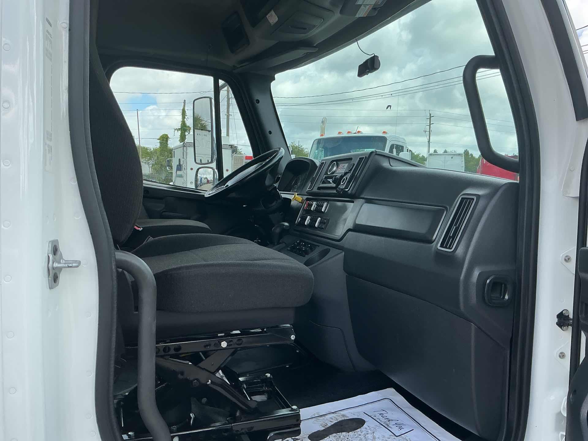 2024 Freightliner BUSINESS CLASS M2 106