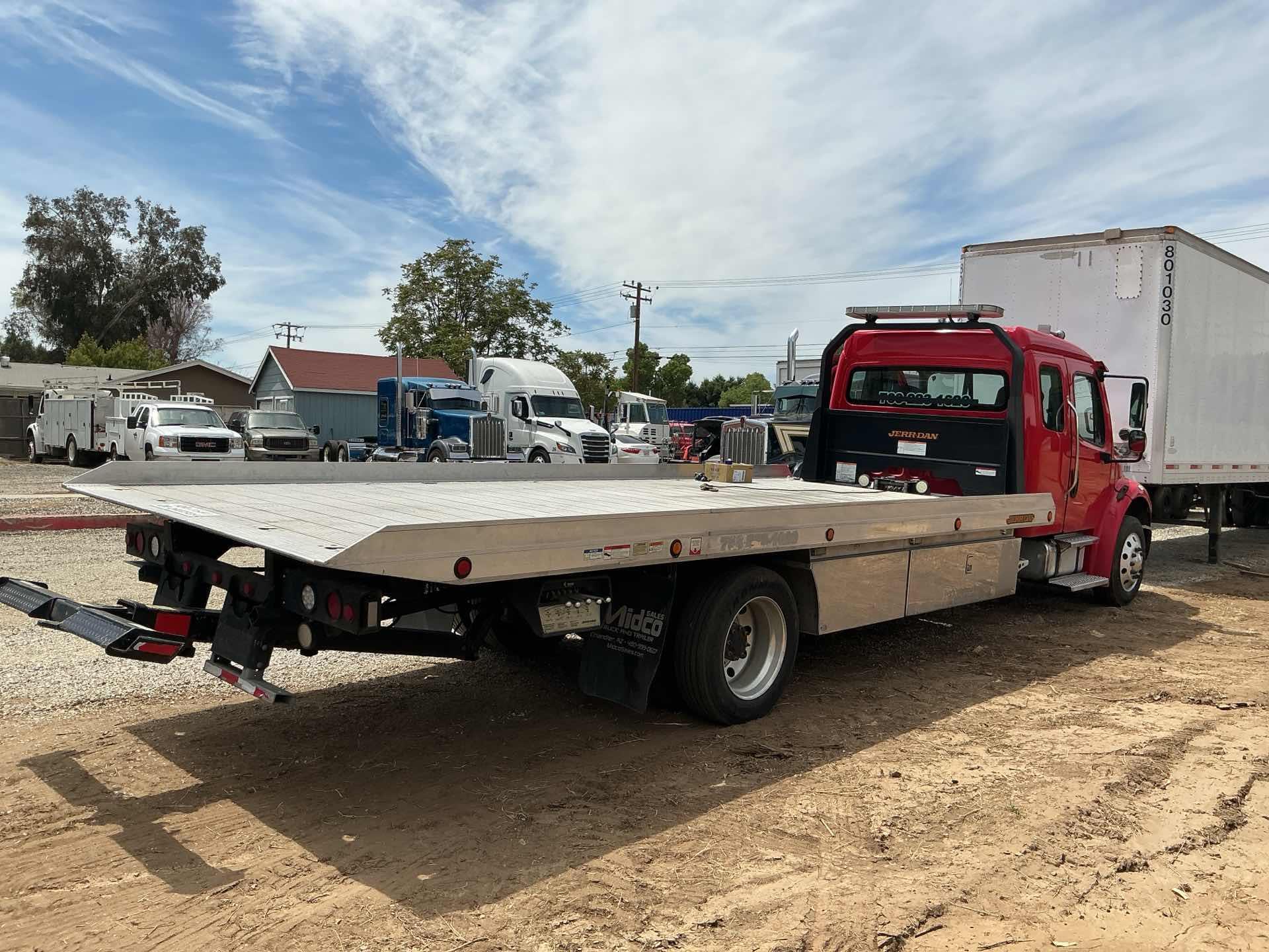 2023 Freightliner BUSINESS CLASS M2 106