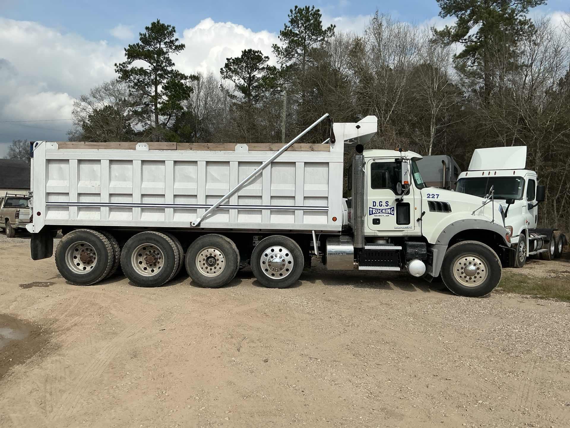 2014 Mack GU713