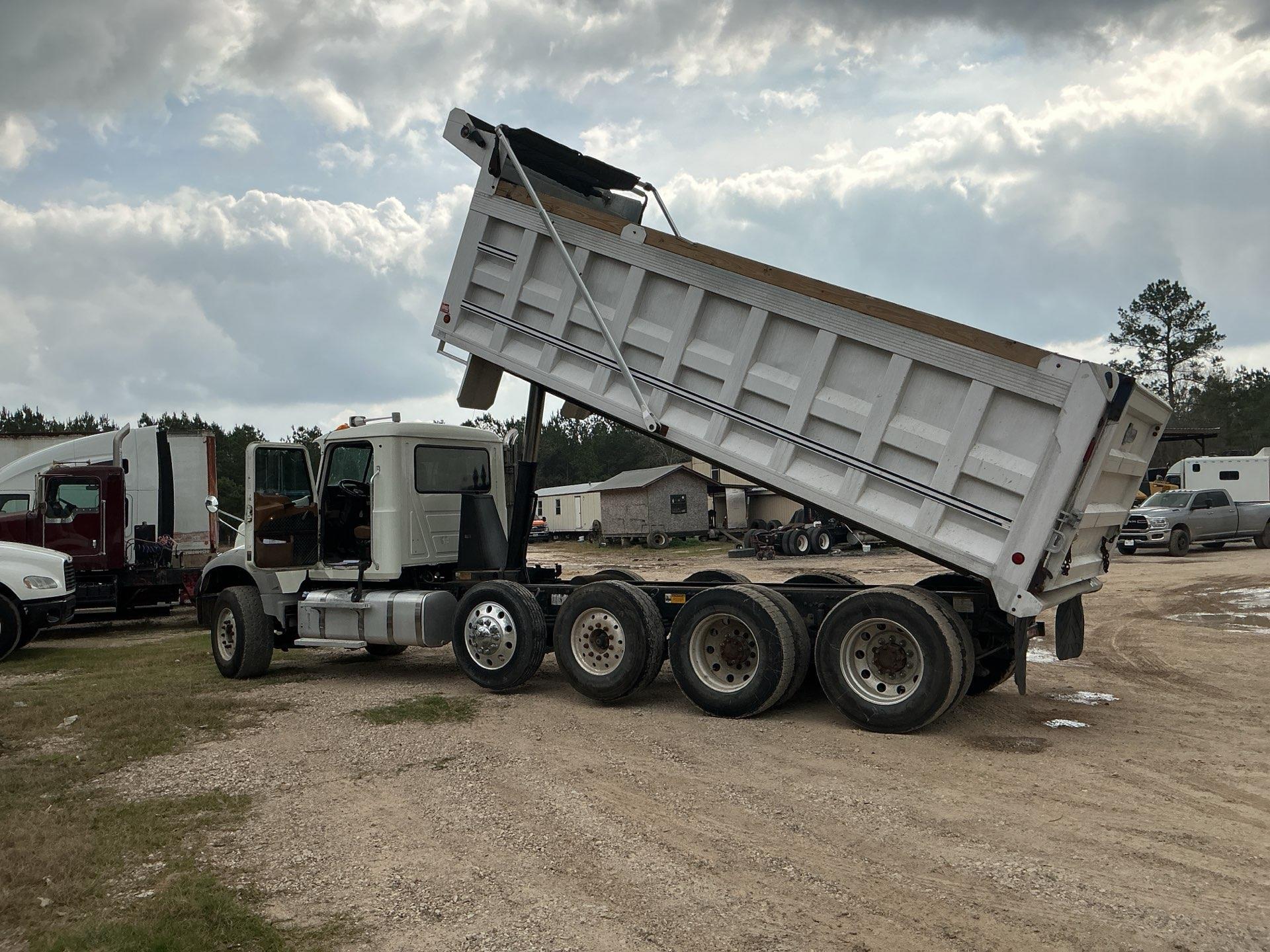 2014 Mack GU713