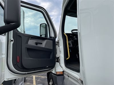 2022 Freightliner CASCADIA 126
