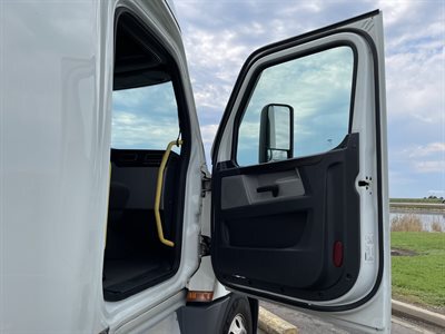 2022 Freightliner CASCADIA 126