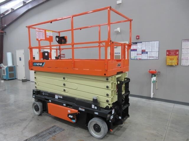 2025 JLG ES4046