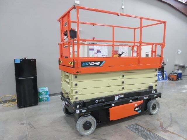 2025 JLG ES4046