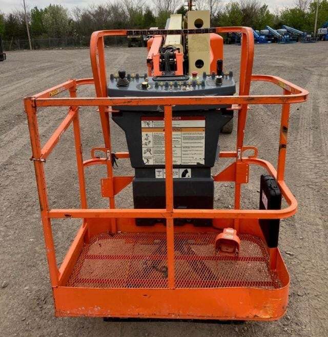 2017 JLG E400AJPN
