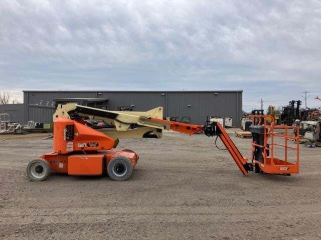 2017 JLG E400AJPN