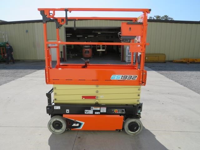 2025 JLG ES1932
