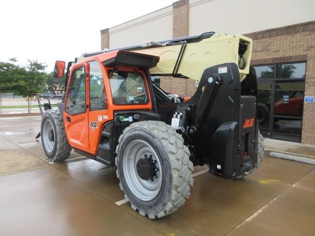 2025 JLG 943