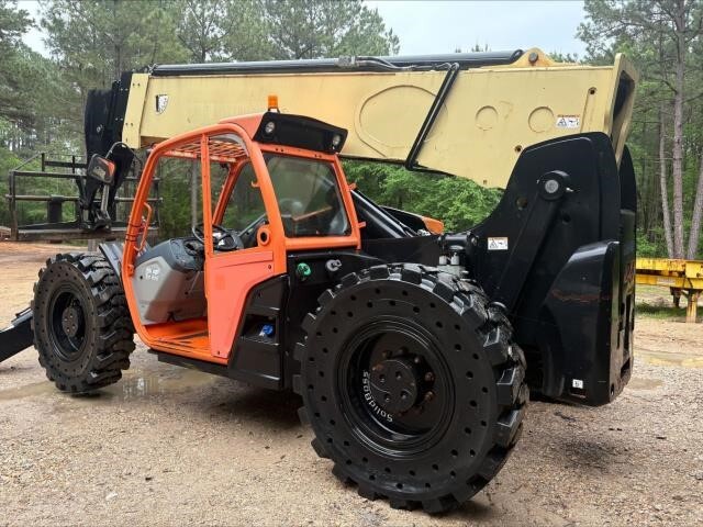 2016 JLG 1055
