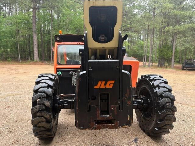 2016 JLG 1055