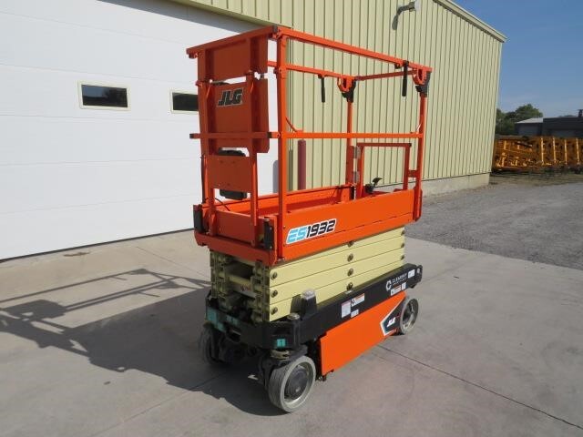 2025 JLG ES1932