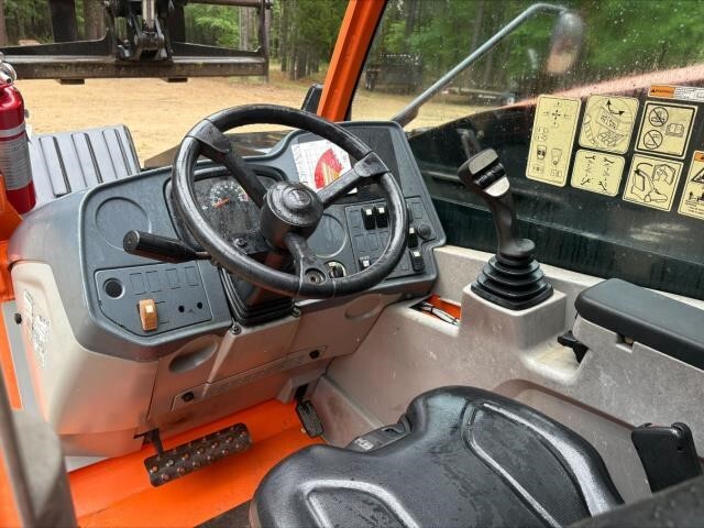 2016 JLG 1055