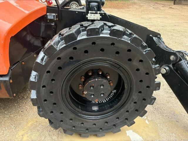 2016 JLG 1055