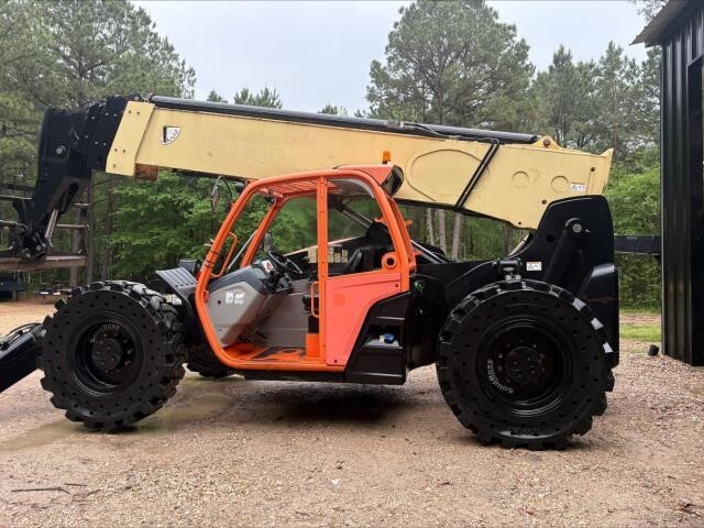 2016 JLG 1055