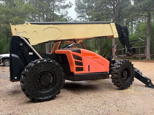 2016 JLG 1055