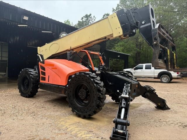 2016 JLG 1055
