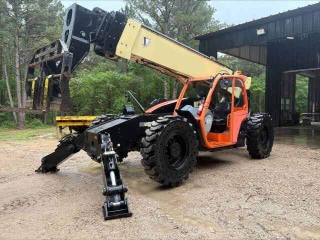 2016 JLG 1055