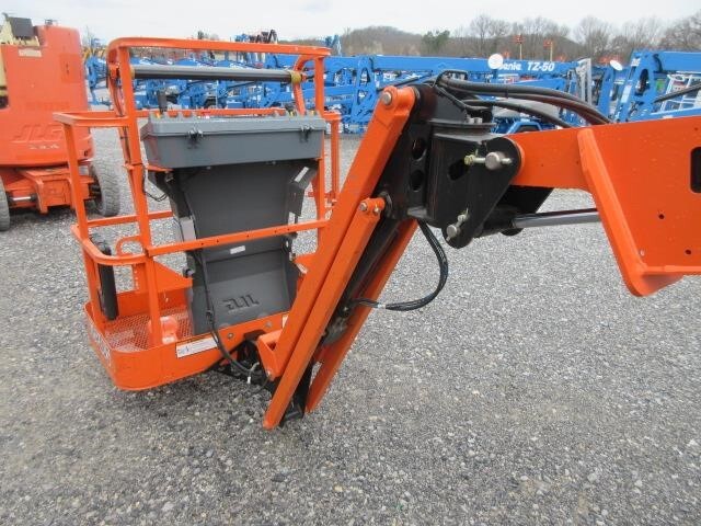 2017 JLG E300AJP