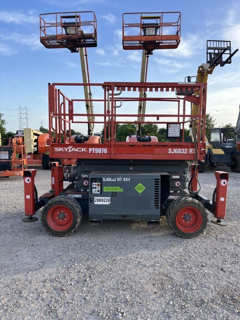 2018 Skyjack SJ-6832RT