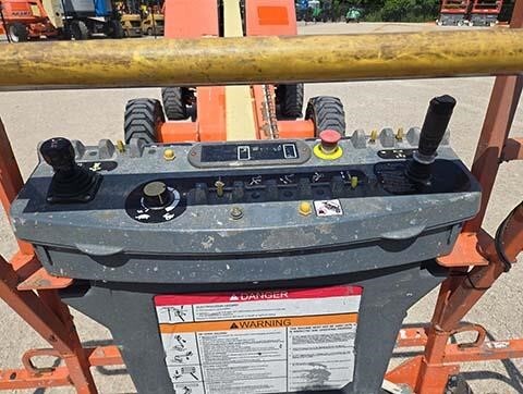 2016 JLG 400S