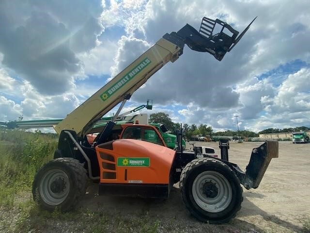 2017 JLG 1055