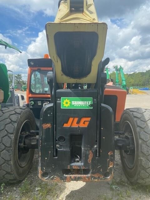 2017 JLG 1055