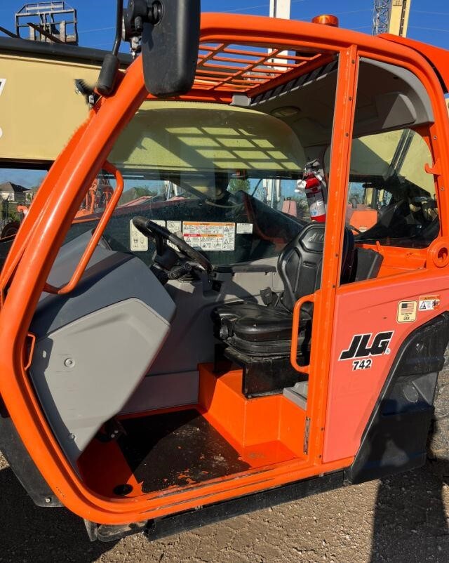 2022 JLG 742-14
