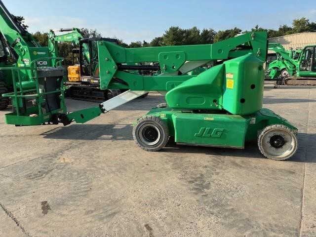 2011 JLG E400AN