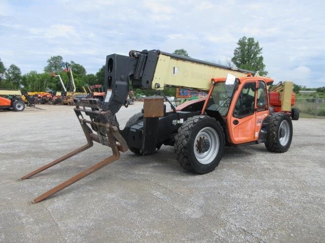 2017 JLG 1055