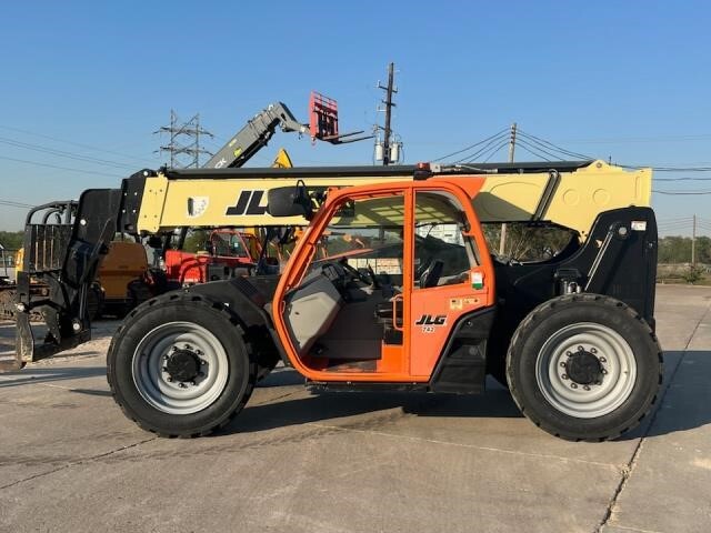 2021 JLG 742
