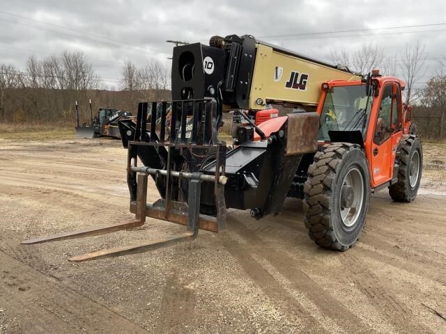 2022 JLG 1055