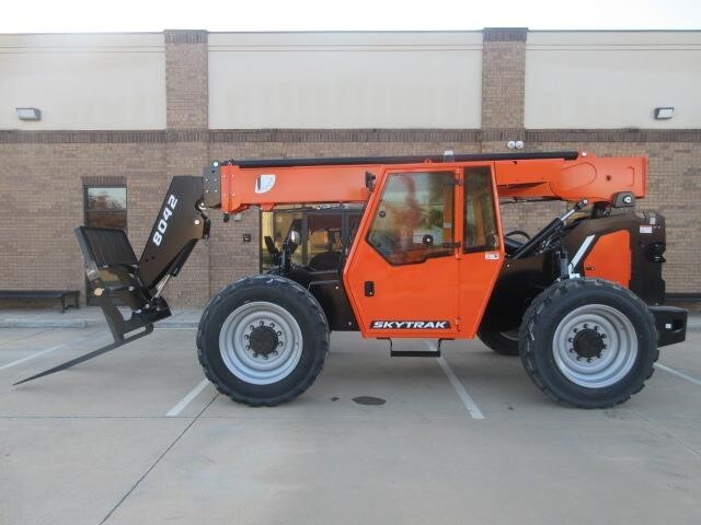 2025 SkyTrak 8042