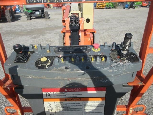 2017 JLG E400AJPN-6