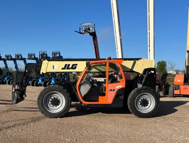 2022 JLG 742
