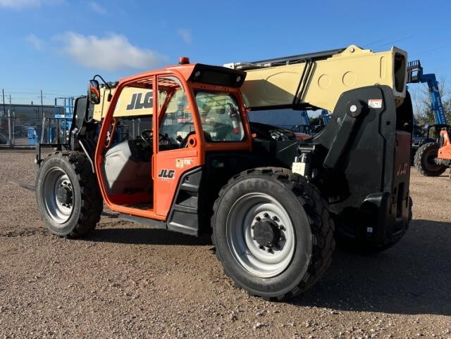 2022 JLG 742-8