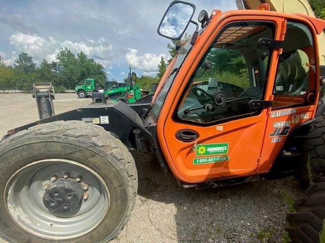 2017 JLG 1055