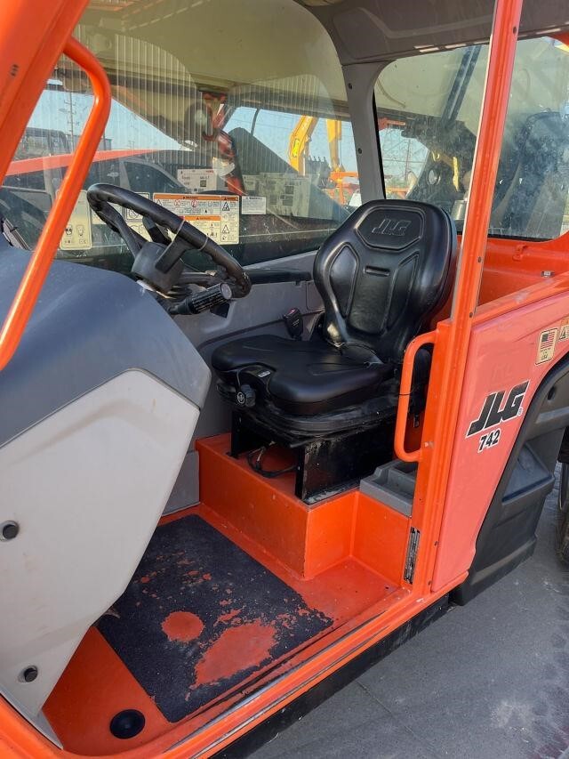 2021 JLG 742-12