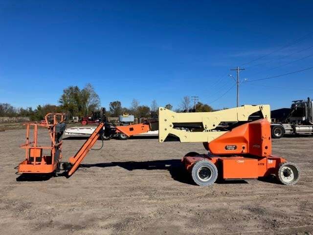 2017 JLG E400AJPN
