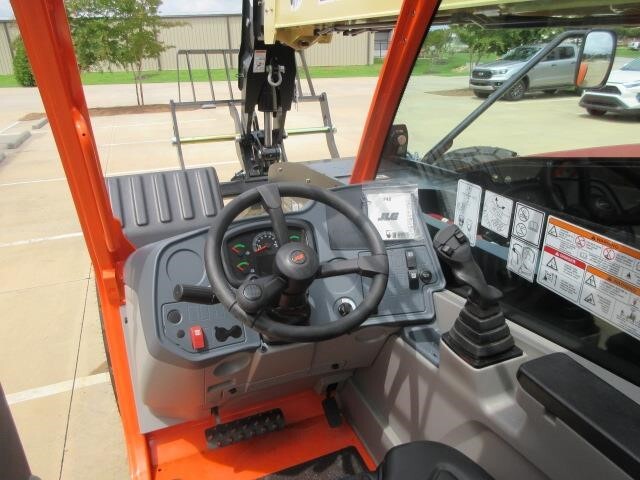 2025 JLG 742-33