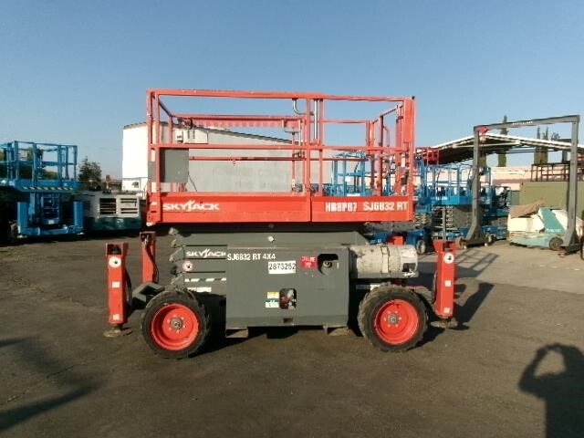 2018 Skyjack SJ-6832RT-4