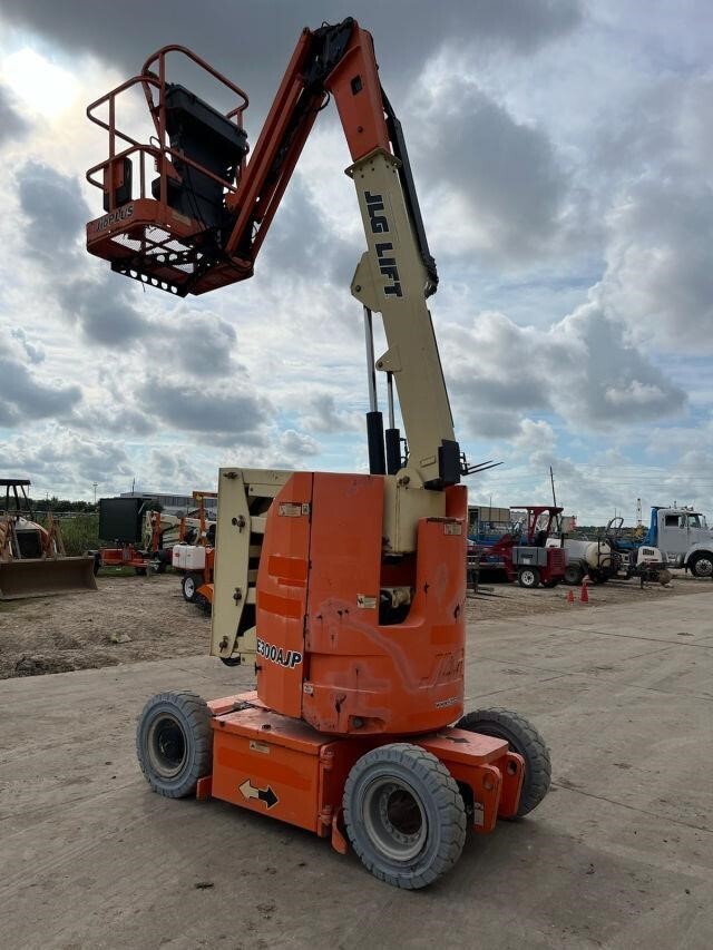 2017 JLG E300AJP-3