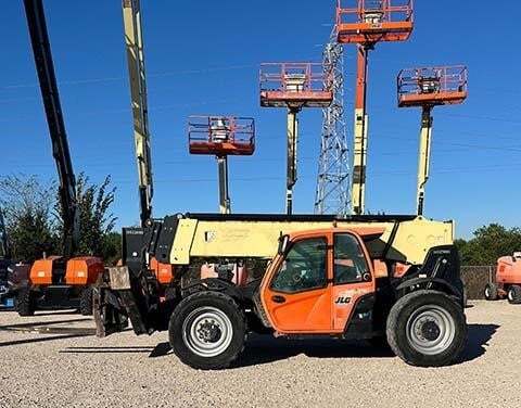 2016 JLG 1055