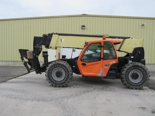 2017 JLG 1055